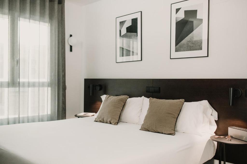 Un dormitorio con una gran cama blanca y una ventana en Parker The Urban Flats, en Valencia