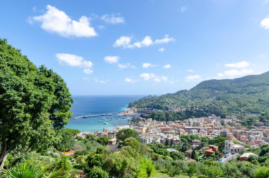 vista sulla città di Posiano e sull'oceano di Una Terrazza su Santa a Santa Margherita Ligure