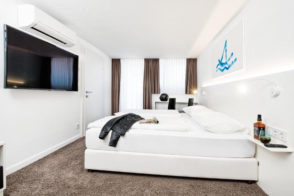 Postel nebo postele na pokoji v ubytování Hotel Velden - 24 Checkin Zimmer im Zentrum