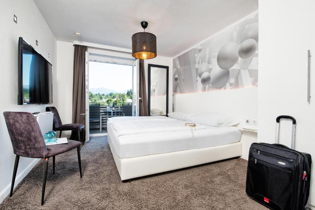 TV a/nebo společenská místnost v ubytování Hotel Velden - 24 Checkin Zimmer im Zentrum