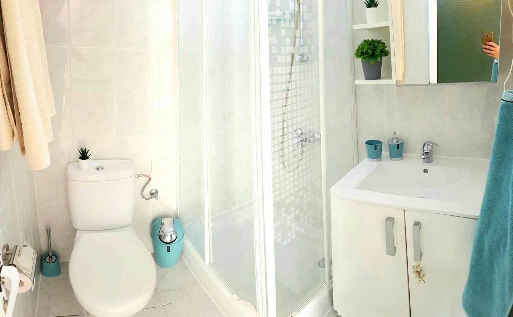 Koupelna v ubytování Atico en el corazón de Santa Cruz/ Cozy Penthouse