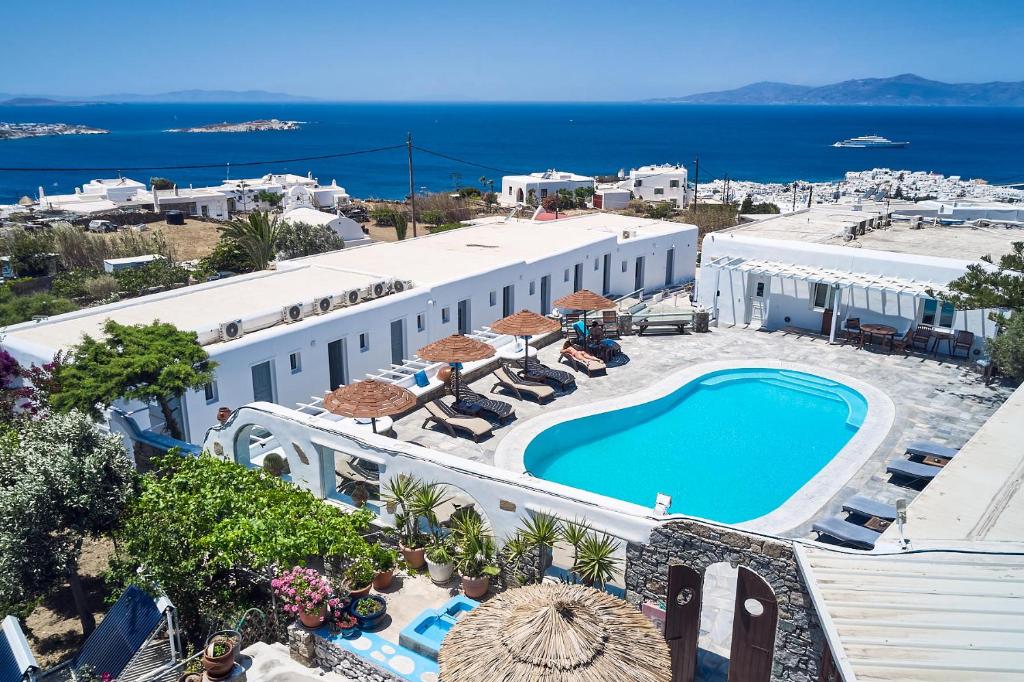 widok z powietrza na hotel z basenem w obiekcie Sofia Village w mieście Mykonos