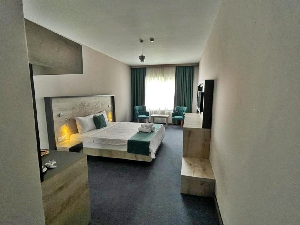 Habitación de hotel con cama y sala de estar. en Beypark Hotel en Estambul