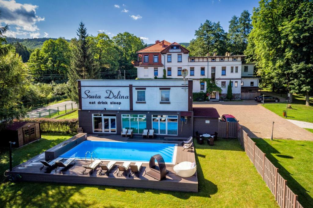 Apartamenty w Górach Sowich في Pieszyce: اطلالة جوية على قصر مع مسبح