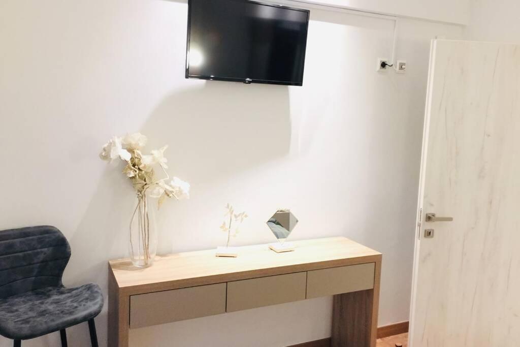 TV a/nebo společenská místnost v ubytování Forumland Modern Cozy in Kalamaria 90sqm apartment 2 beds