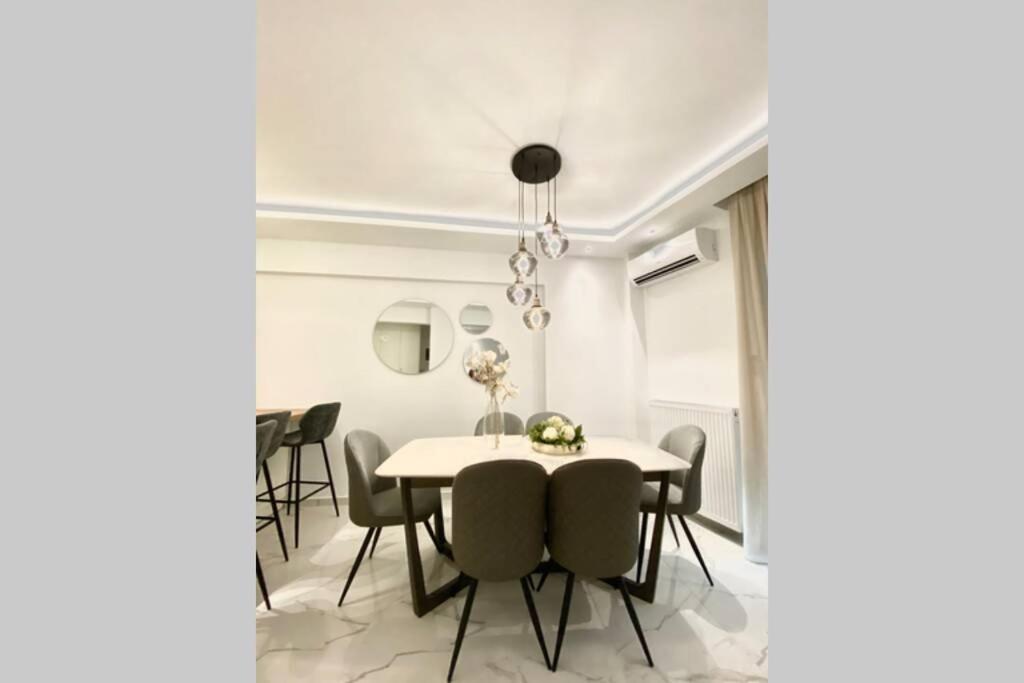 Posezení v ubytování Forumland Modern Cozy in Kalamaria 90sqm apartment 2 beds