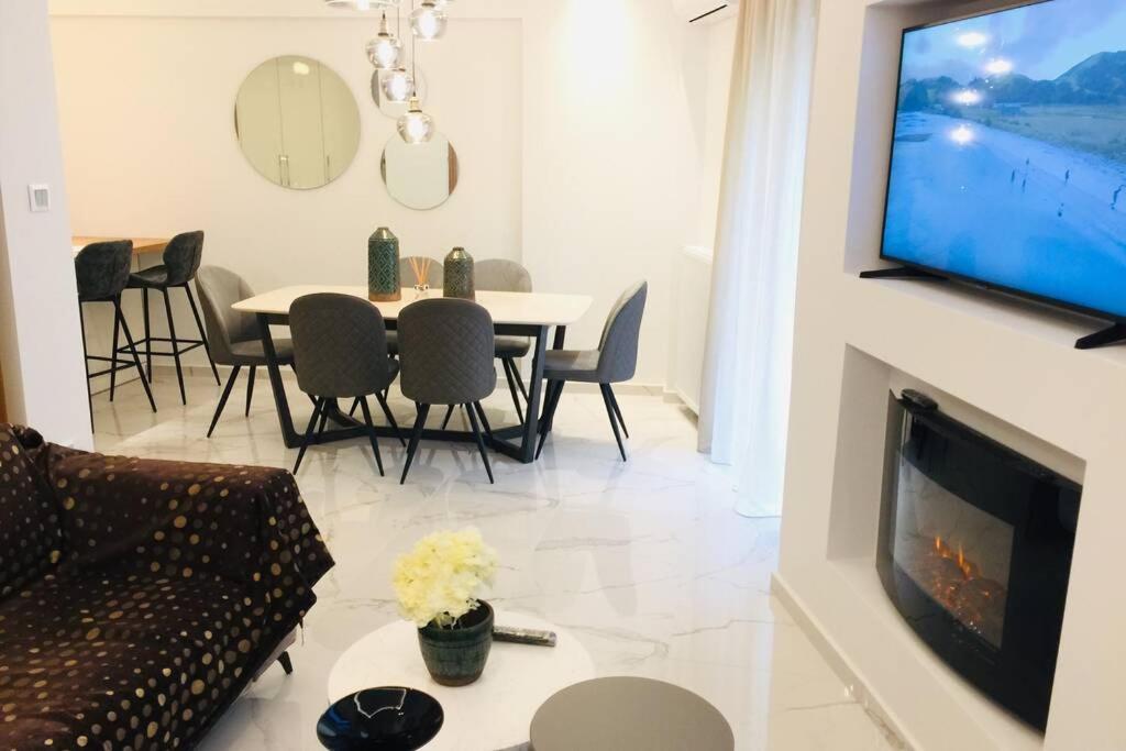 TV a/nebo společenská místnost v ubytování Forumland Modern Cozy in Kalamaria 90sqm apartment 2 beds