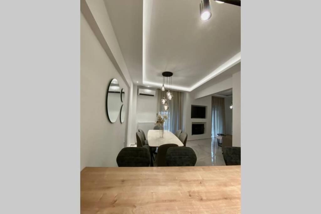 Posezení v ubytování Forumland Modern Cozy in Kalamaria 90sqm apartment 2 beds