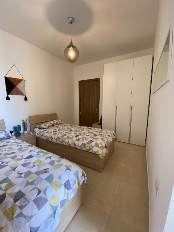 Postel nebo postele na pokoji v ubytování Rabat Falcon Apartment