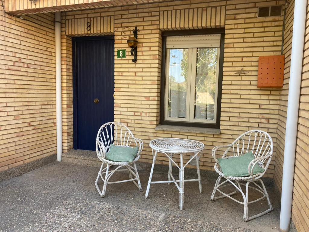 Malón的住宿－Casa Rural Hestia，大楼前的两把椅子和一张桌子