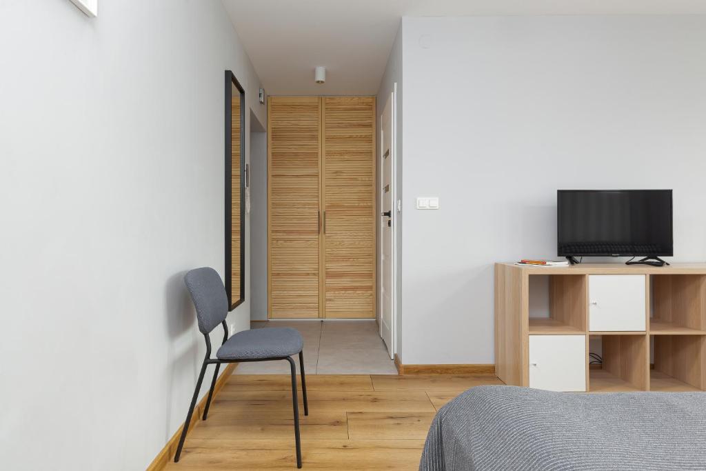 Televízia a/alebo spoločenská miestnosť v ubytovaní Apartments City Center Powiśle by Noclegi Renters