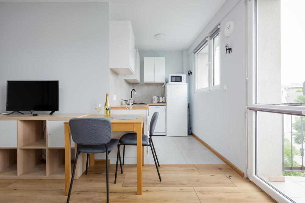 Kuchyňa alebo kuchynka v ubytovaní Apartments City Center Powiśle by Noclegi Renters