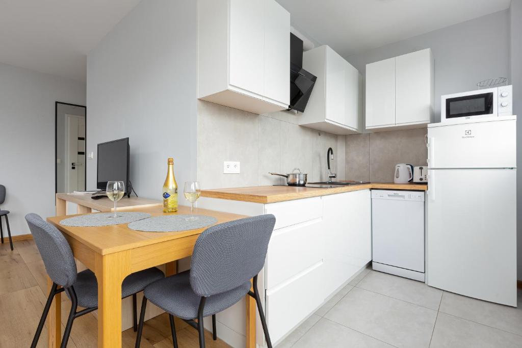 Kuchyňa alebo kuchynka v ubytovaní Apartments City Center Powiśle by Noclegi Renters