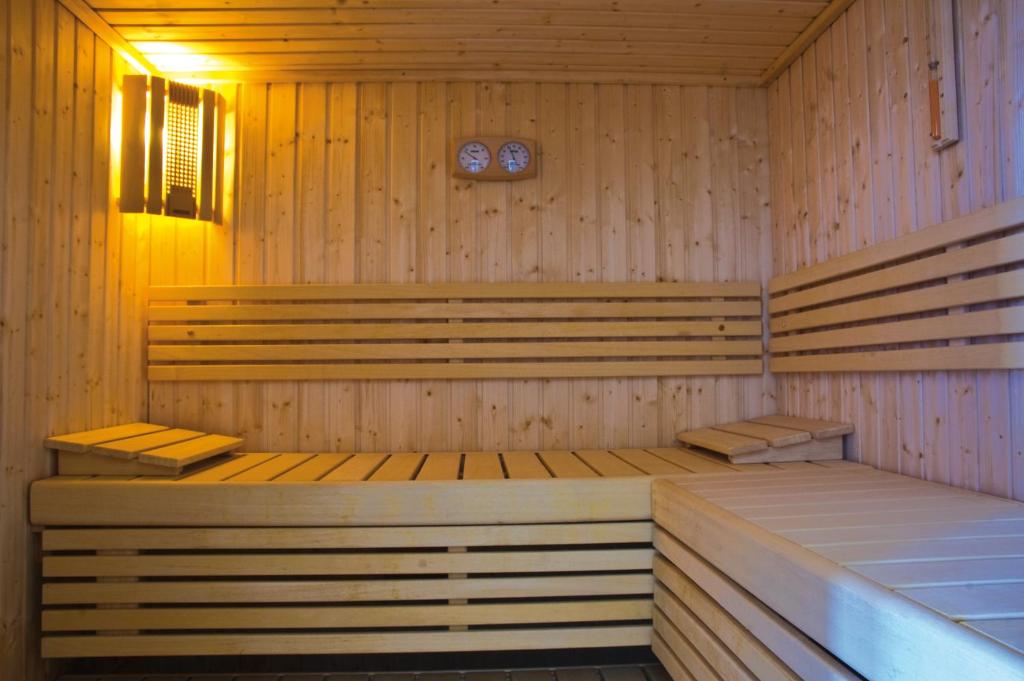 eine Sauna mit zwei Bänken in einem Holzzimmer in der Unterkunft Le Gîte du Donon in Grandfontaine