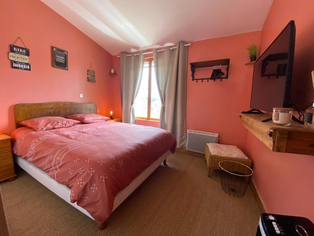 Uma cama ou camas num quarto em Rooftop Face à la Cité 'RFC'