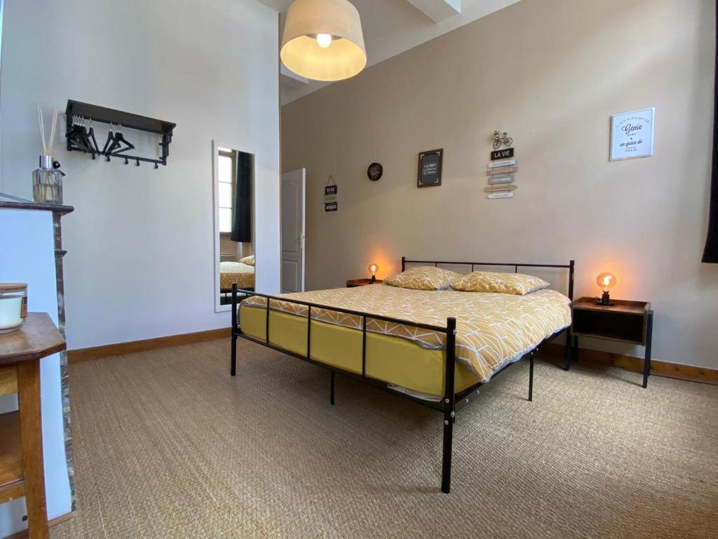 um quarto com uma cama com dois candeeiros em Rooftop Face à la Cité 'RFC' em Carcassonne