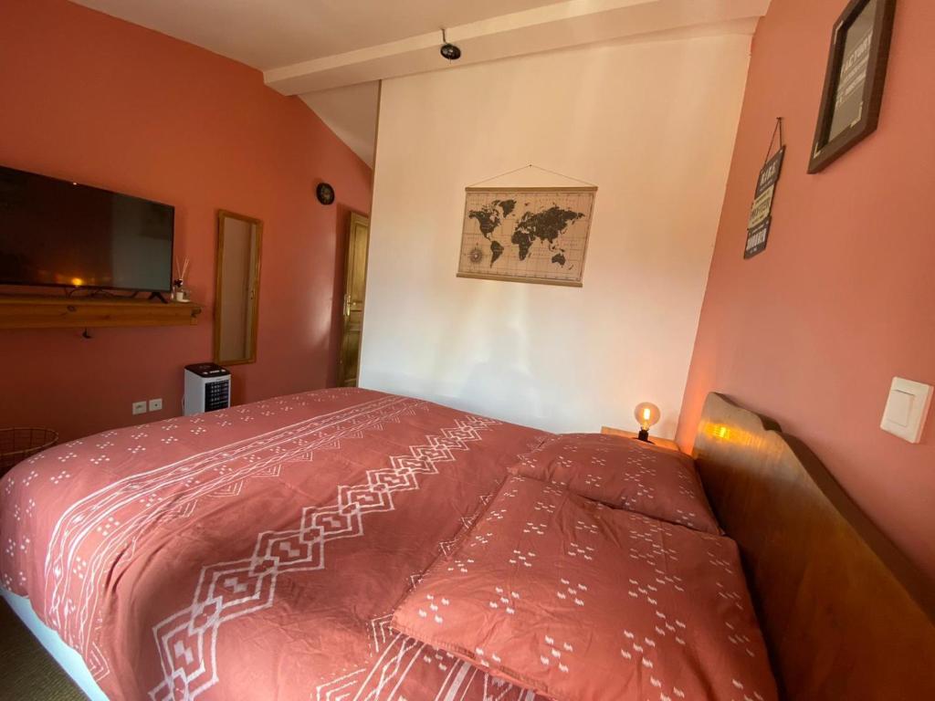 Uma cama ou camas num quarto em Rooftop Face à la Cité 'RFC'