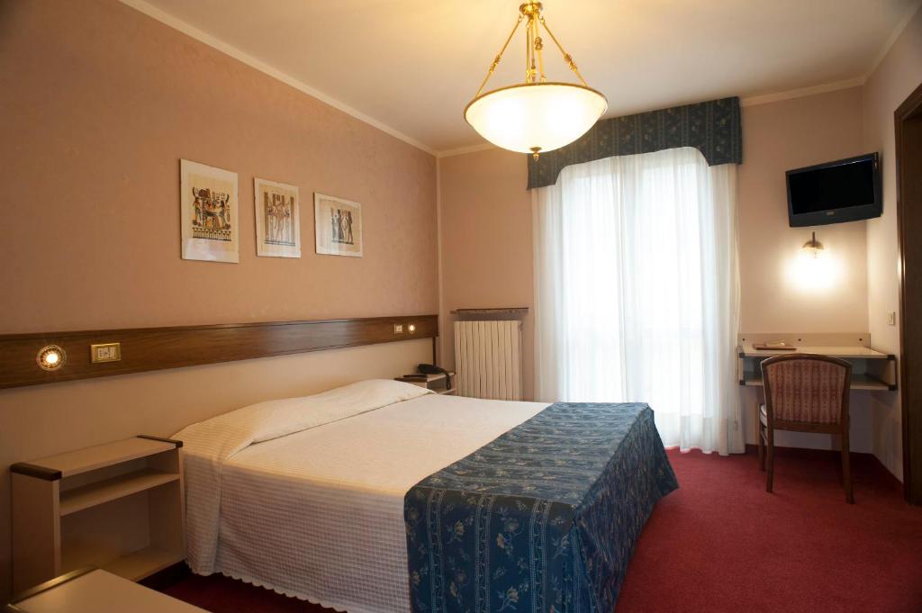 Postel nebo postele na pokoji v ubytování Bes Hotel Papa San Pellegrino Terme