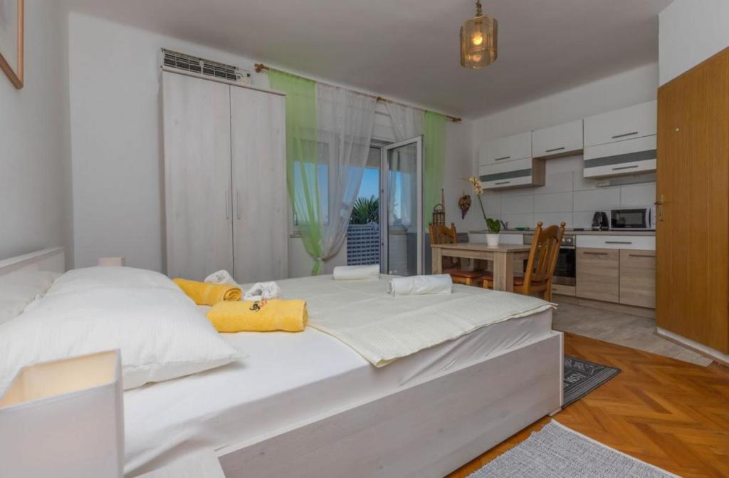 1 cama blanca grande en una habitación con cocina en Studio Apartment Iva, en Crikvenica