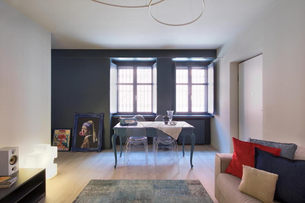 a living room with a table and a couch at Casa da Gio', incantevole, nel cuore di Alba, con posto auto gratuito. in Alba