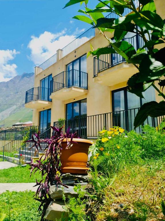 Nespecifikovaný výhled na hory nebo výhled na hory při pohledu z hotelu