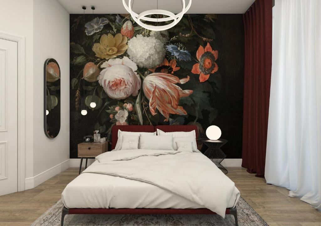 un dormitorio con una pintura de flores en la pared en Starowiślna 41-43 by PI Apartments, en Cracovia