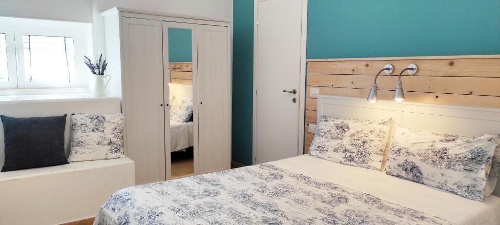 1 dormitorio con 1 cama con pared azul en Apulia Bed&Breakfast, en Mattinata
