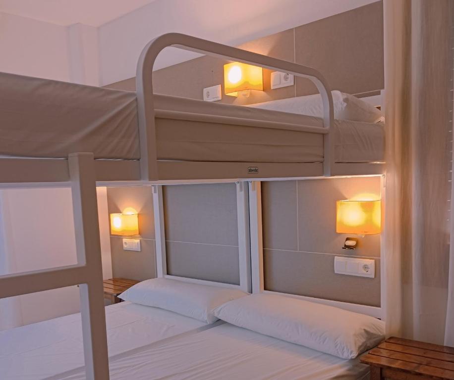 Posteľ alebo postele v izbe v ubytovaní Albergue Hostel Nuestra Señora del Camino