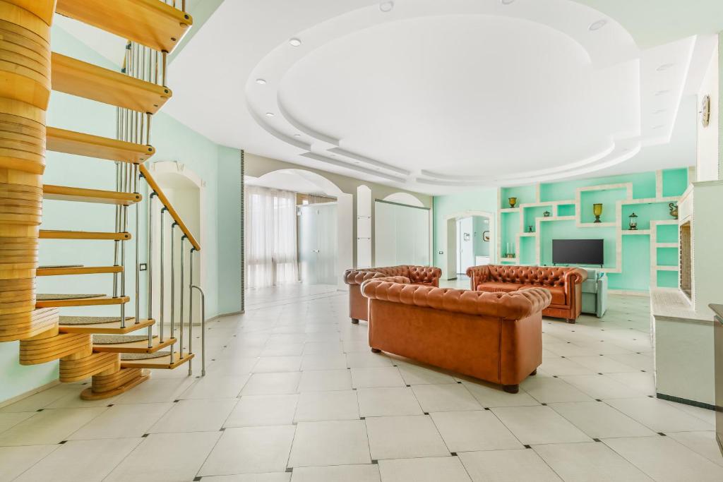 Televízia a/alebo spoločenská miestnosť v ubytovaní Deribasivska Cozy 4-room Apartment