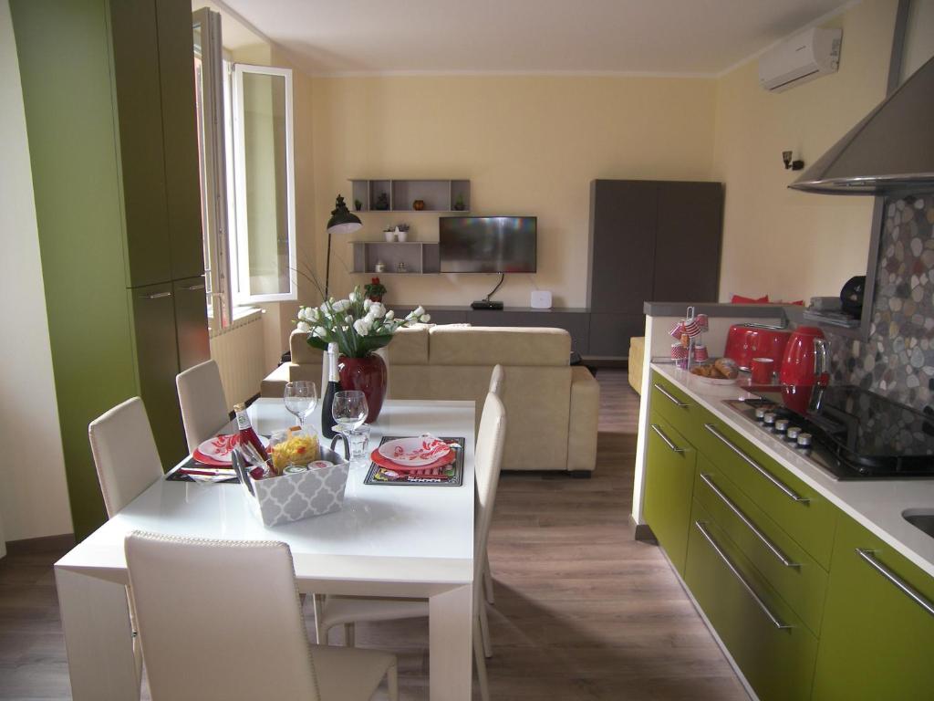 uma cozinha e sala de estar com uma mesa branca e cadeiras em Casa Molinari em Como