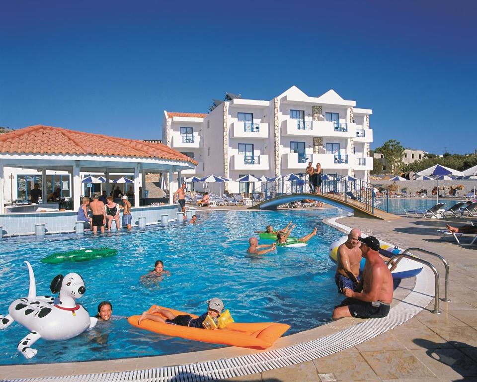 een groep mensen in een zwembad in een resort bij Lindia Thalassa in Pefki Rhodes