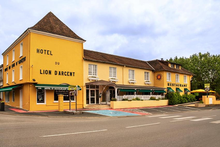 a yellow hotel on the corner of a street at Logis Hôtel Restaurant Du Lion D'argent Et Des Tanneries in La Châtre