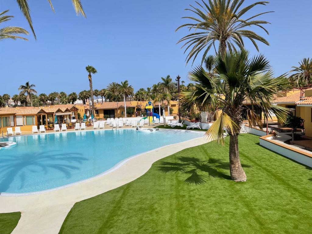 Bazén v ubytování Bungalows Parque Bali con AIRE ACONDICIONADO nebo v jeho okolí