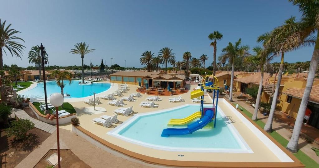 una imagen de una piscina en un complejo en Bungalows Parque Bali con AIRE ACONDICIONADO, en Maspalomas