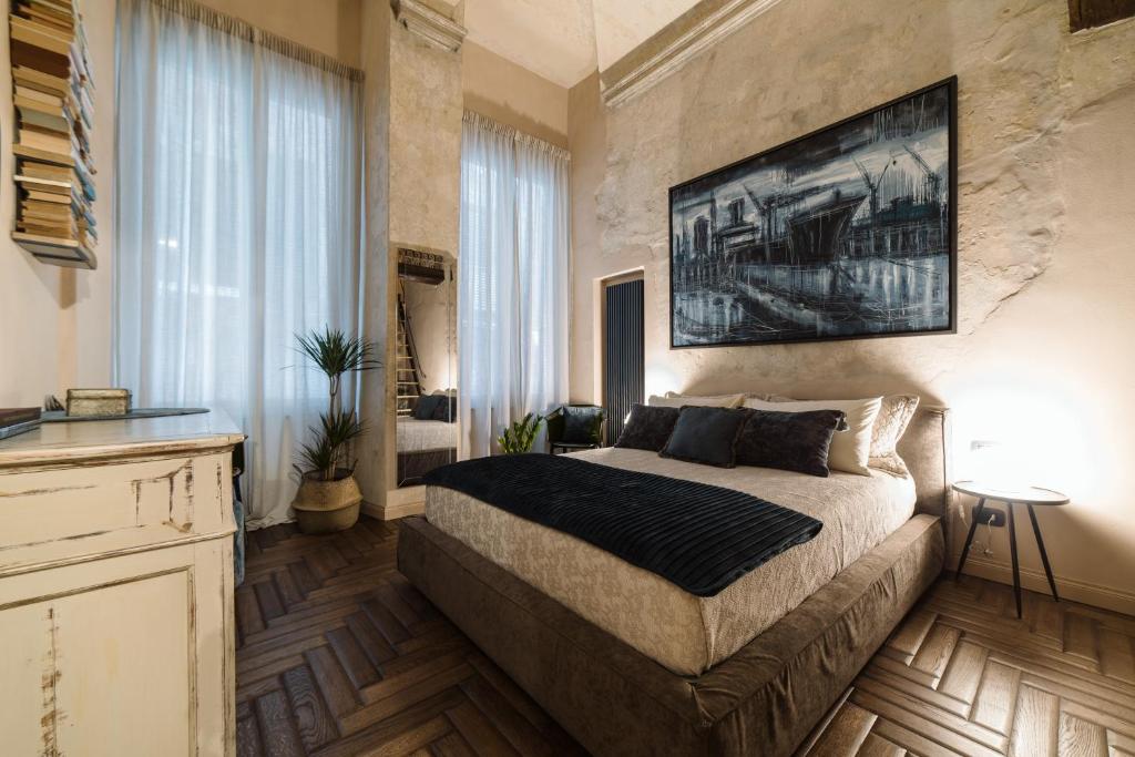 - une chambre avec un lit et une peinture murale dans l'établissement Nil Sine Deo, à Gênes