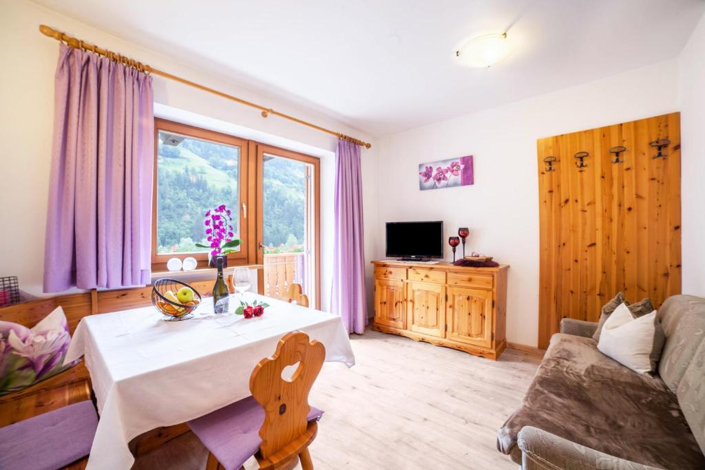 Televízia a/alebo spoločenská miestnosť v ubytovaní Sonnenparadies Apartement 2
