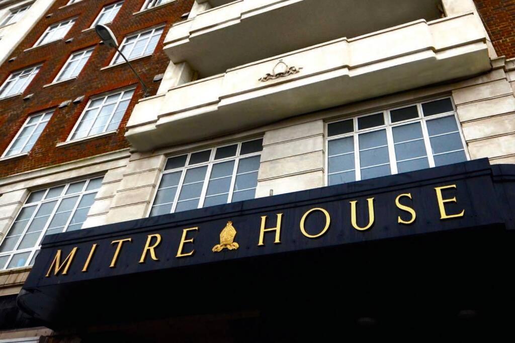 signo de aire house en el lateral de un edificio en Luxury 2-Bed Apartment In Central Brighton, en Brighton & Hove