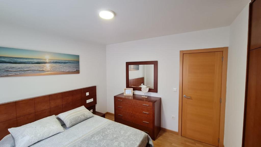 เตียงในห้องที่ Apartamento Tira Finisterre