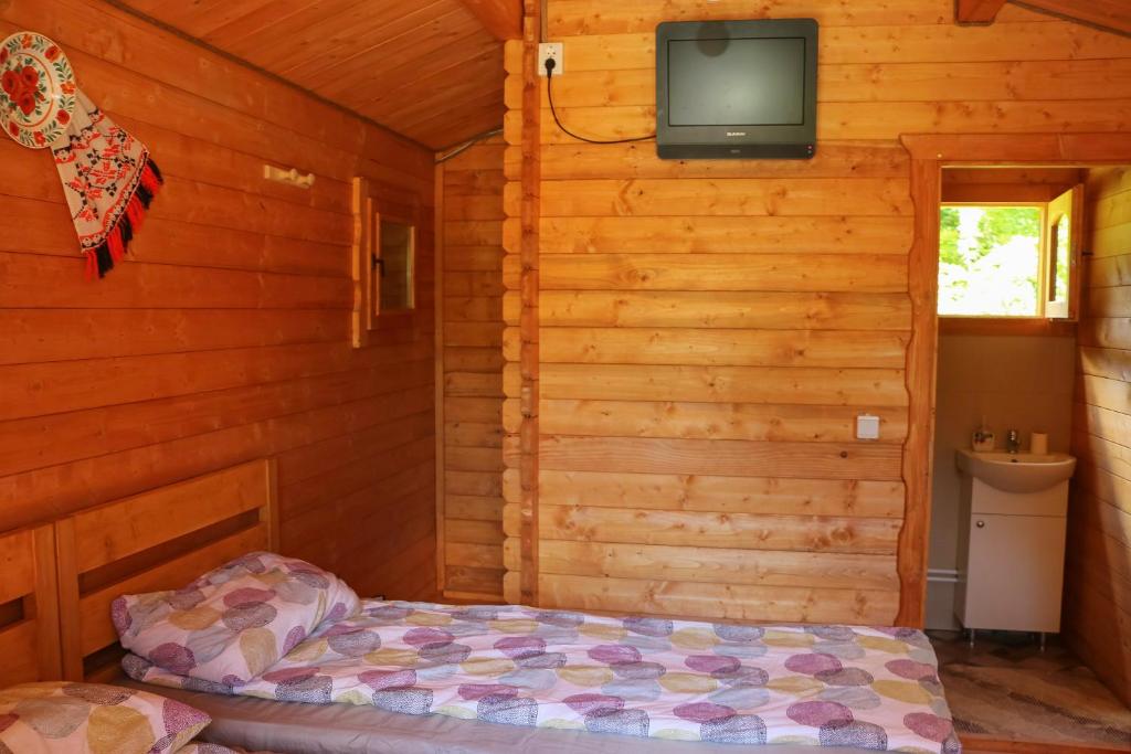 Postel nebo postele na pokoji v ubytování Căbănuțe Izbândiș