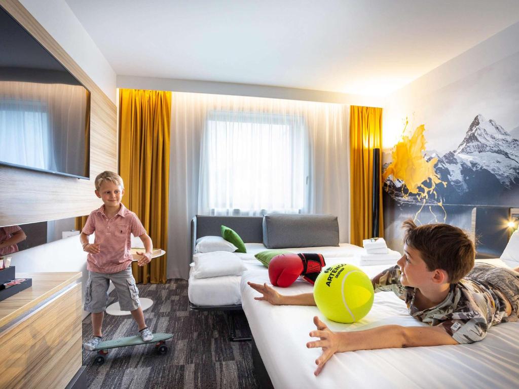 Postel nebo postele na pokoji v ubytování Novotel Annecy Centre