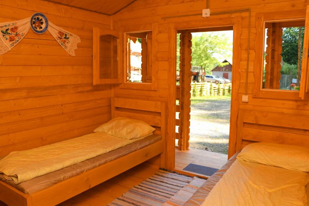 Postel nebo postele na pokoji v ubytování Căbănuțe Izbândiș
