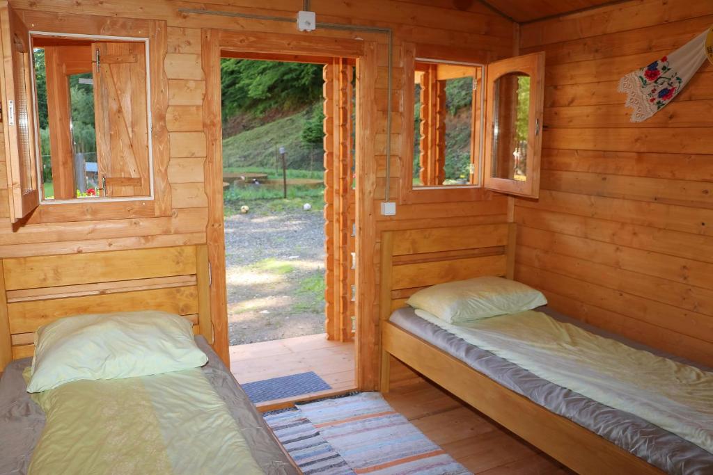 A bed or beds in a room at Căbănuțe Izbândiș