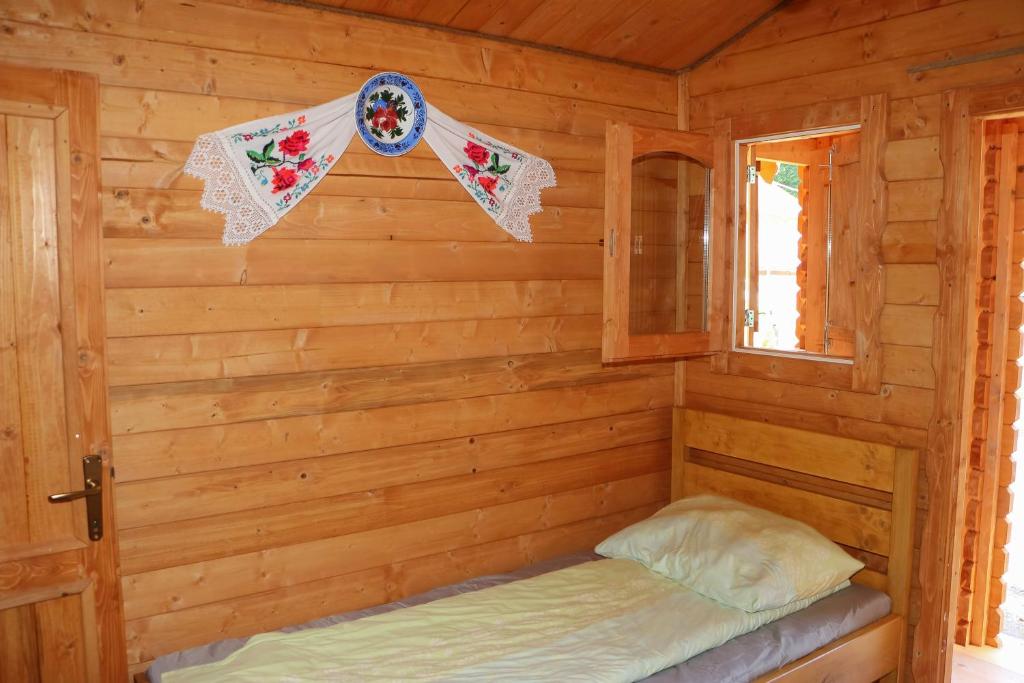 Postel nebo postele na pokoji v ubytování Căbănuțe Izbândiș