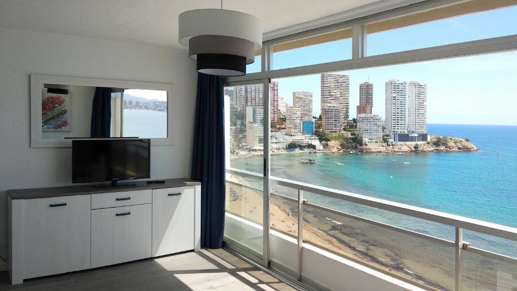 Cette chambre dispose d'une grande fenêtre offrant une vue sur l'océan. dans l'établissement Stunning views Levante Beach, à Benidorm