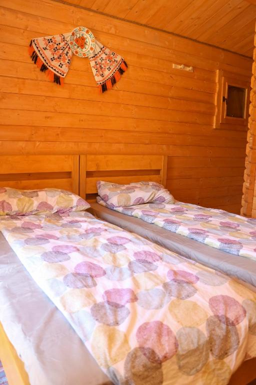 Postel nebo postele na pokoji v ubytování Căbănuțe Izbândiș