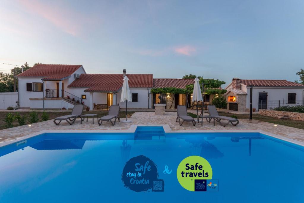 een villa met een zwembad voor een huis bij Villa Vitis in Oklaj