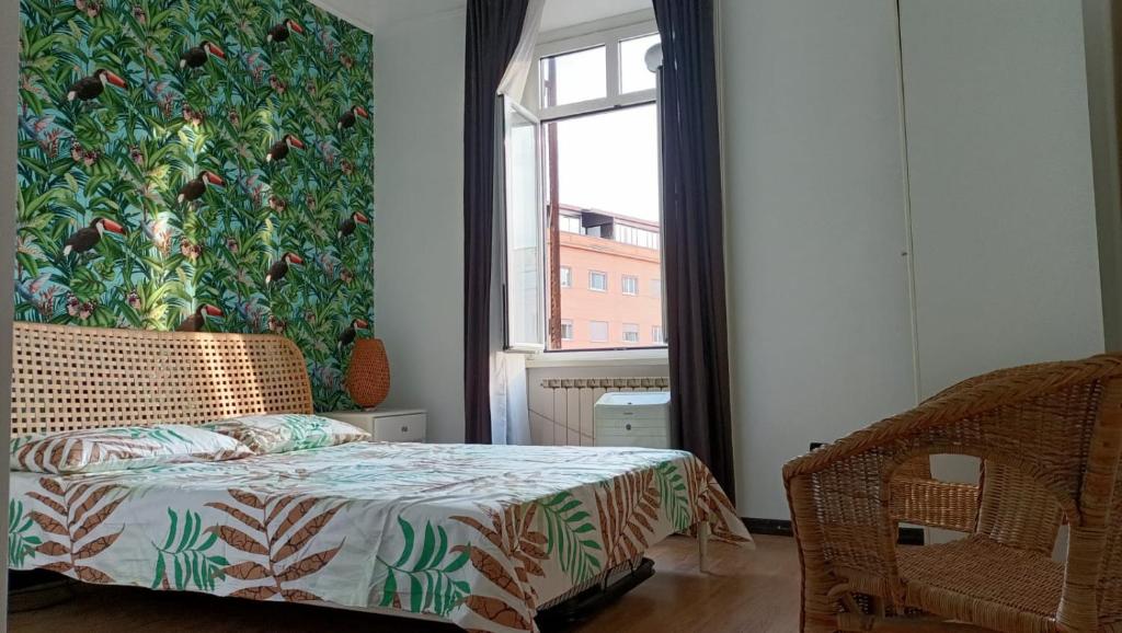 ein Schlafzimmer mit einem Bett und einem großen Fenster in der Unterkunft Colosseo Kokedama rooms in Rom