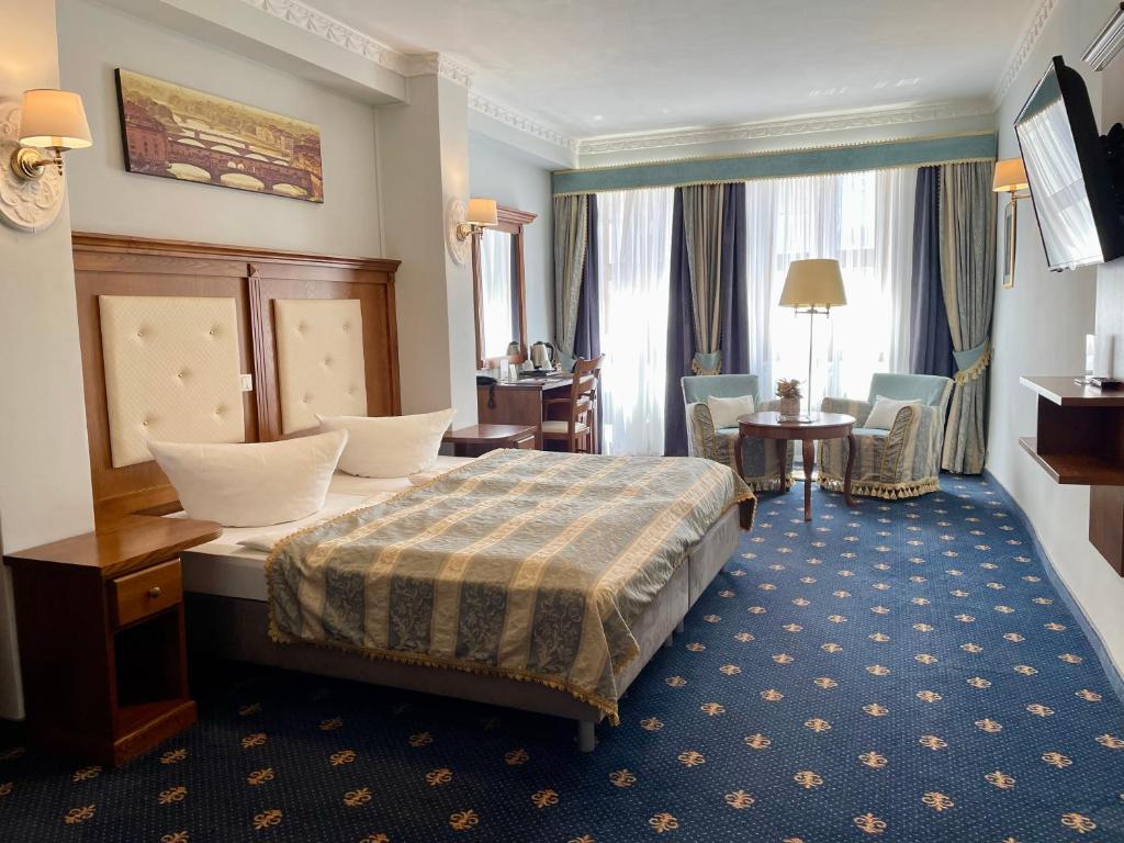 ゲルリッツにあるHotel Italiaのベッドとデスクが備わるホテルルームです。