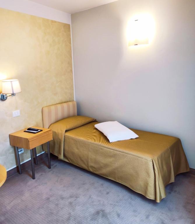 Postel nebo postele na pokoji v ubytování Hotel Dependance Silvestro