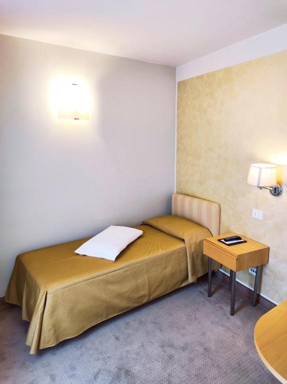 Postel nebo postele na pokoji v ubytování Hotel Dependance Silvestro